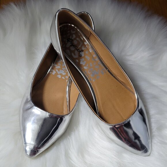 Qupid Shiny Metallic Silver Flats - Picture 1 of 9